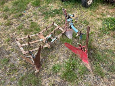 une charrue posée dans l'herbe