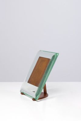 une photo représentant un cadre en verre posé sur une table blanche