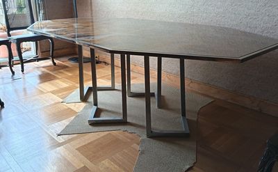 une table avec un plateau en verre dans une pièce