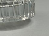 un gros plan sur un verre d'eau posé sur une table
