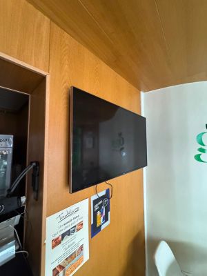 un téléviseur fixé au mur dans un coin de la pièce