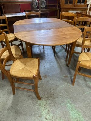 de nombreuses chaises disposées autour de la table dans la pièce