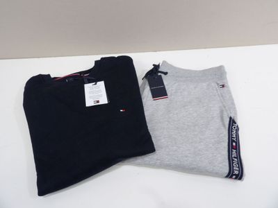 deux t-shirts pour homme posés sur une table blanche