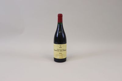 une bouteille de vin rouge posée sur une table blanche