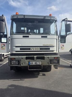 un camion blanc garé dans un parking