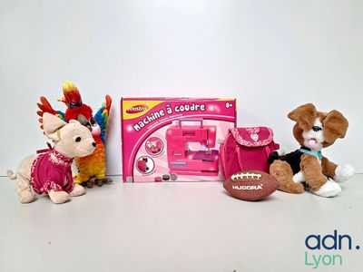 trois peluches assises les unes à côté des autres sur une table