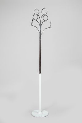 un porte-manteaux noir et blanc surmonté d'une patère