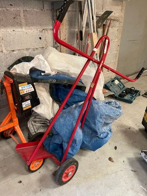 une photo d'un diable rouge dans un garage