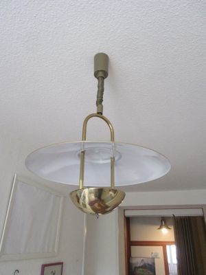 une lampe suspendue au plafond de la pièce