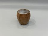 deux petits vases en bois posés sur une surface blanche
