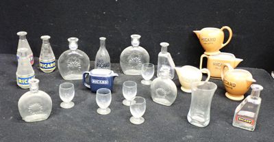 de nombreux vases et bouteilles en verre posés sur une table