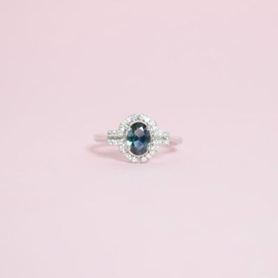 Bague de style "Art Déco" ajourée en or blanc 18K (750/oo) c…