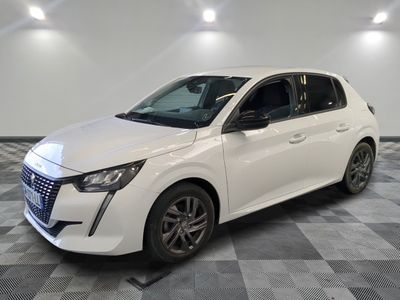 la voiture blanche est garée sur un sol en damier dans le garage