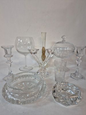 Ensemble de verrerie comprenant un drageoir et deux bougeoir…