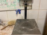 une photo d'une balance posée sur un plan de travail dans une cuisine