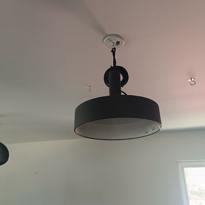 une lampe suspendue au plafond de la pièce