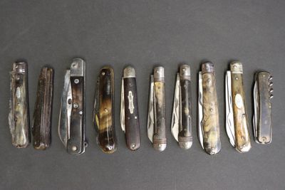 plusieurs types de couteaux sont alignés sur une table