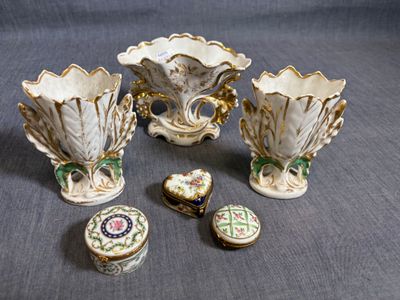 trois vases et une boîte posés sur une table