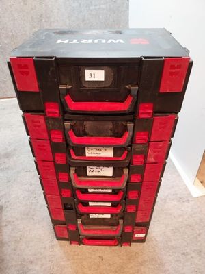 une pile de boîtes rouges et noires posée par terre