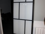 une grande armoire noire et blanche dans un coin de la pièce