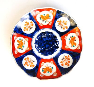Petite assiette en porcelaine Imari à décor de fleurs dans d…