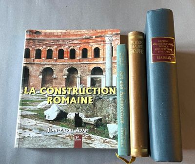deux livres posés l'un à côté de l'autre sur une table