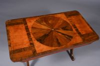 Table basse rectangulaire en bois mouluré et bois de placage… (photo 2)