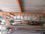 un tas de bois posé sur un tas de palettes