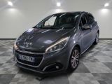 la voiture grise est garée dans le garage sur le sol en damier