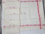 un morceau de tissu dans une valise à rayures rouges