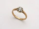gros plan d'une bague en or ornée de deux diamants