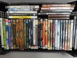une boîte en plastique noire contenant tout un tas de DVD