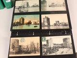 de nombreuses photos d'une ville rangées dans un classeur posé sur une table