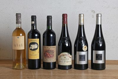 plusieurs bouteilles de vin sont alignées sur une table en bois