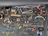plusieurs types de colliers et de bracelets différents disposés sur une table