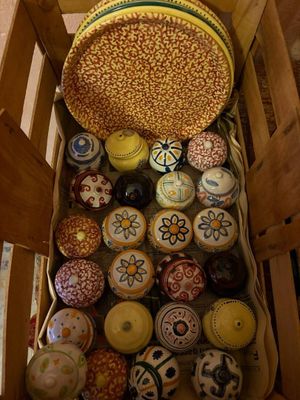 une caisse en bois remplie de nombreuses pièces de poterie de toutes sortes