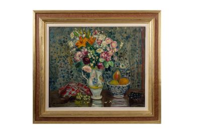 une peinture représentant un vase de fleurs et de fruits sur une table