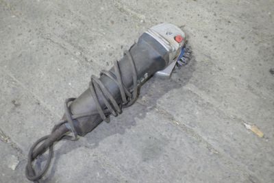un parapluie cassé posé par terre sur le trottoir