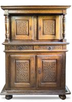 Cabinet deux corps en chêne mouluré, les panneaux sculptés à…