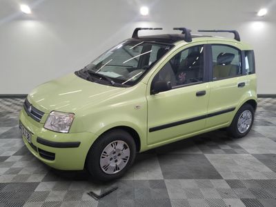 une petite voiture jaune équipée d'une galerie de toit