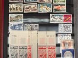 de nombreux timbres différents exposés dans une vitrine