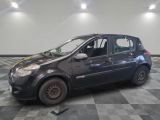 la photo d'une petite voiture noire garée dans un garage