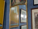 un miroir accroché au mur d'une pièce