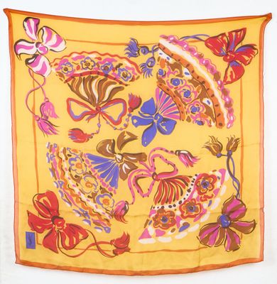 une image représentant une écharpe jaune ornée d'un motif floral