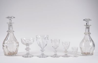 un groupe de verres à vin et une carafe sur une table