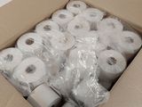 une boîte remplie de rouleaux de papier toilette et de rouleaux de papier toilette