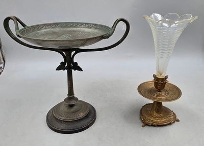 deux vases posés l'un à côté de l'autre sur une table
