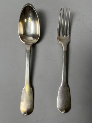 Couvert en argent du modèle uni plat, la spatule gravée d’un… - Photo 1