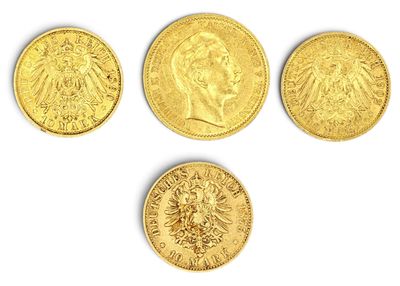 un ensemble de quatre souverains d'or, représentant notamment une tête de lion et une tête de lion