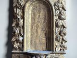 a statue of a man with a head in a niche